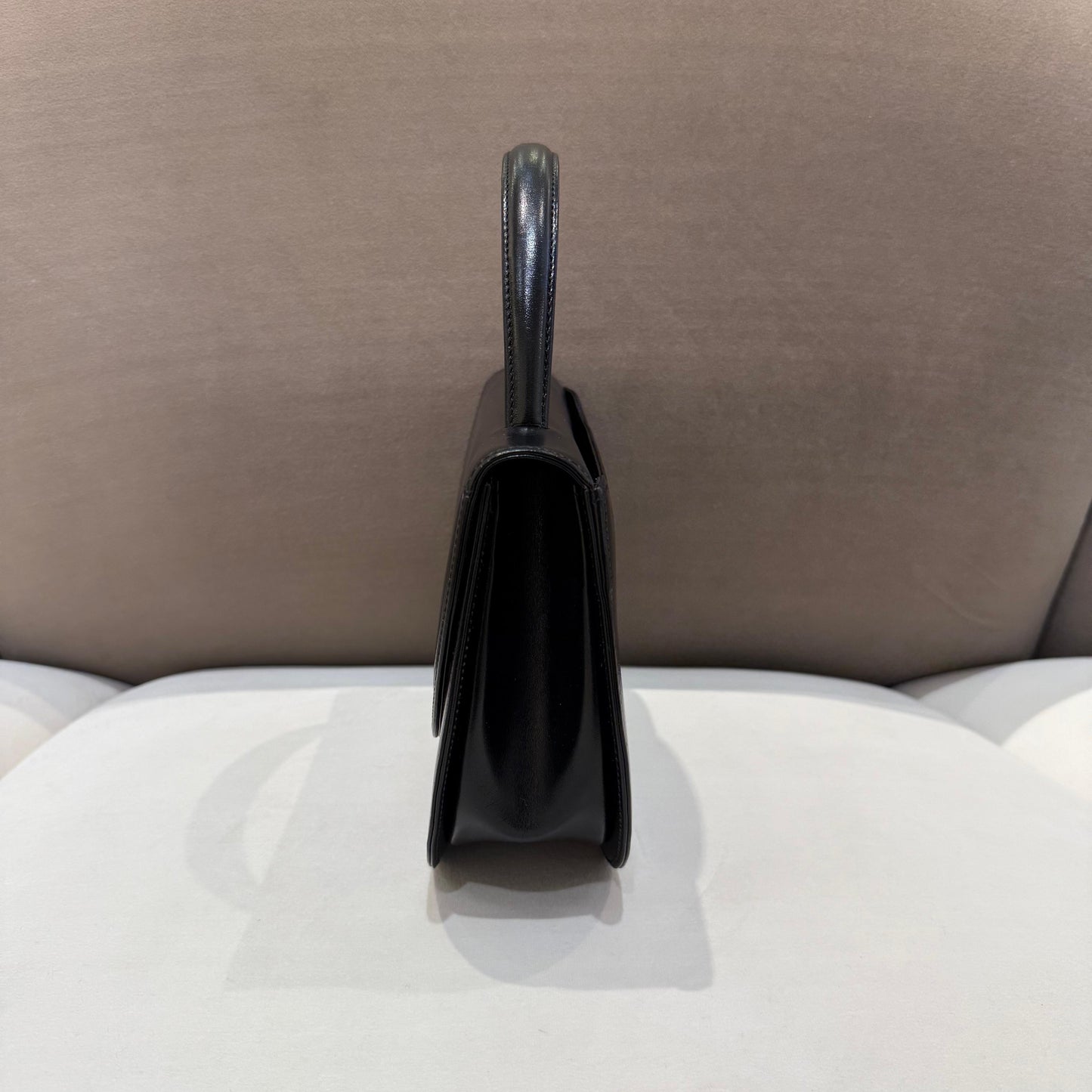 紀梵希復古黑色皮革弧形頂部手柄手提包