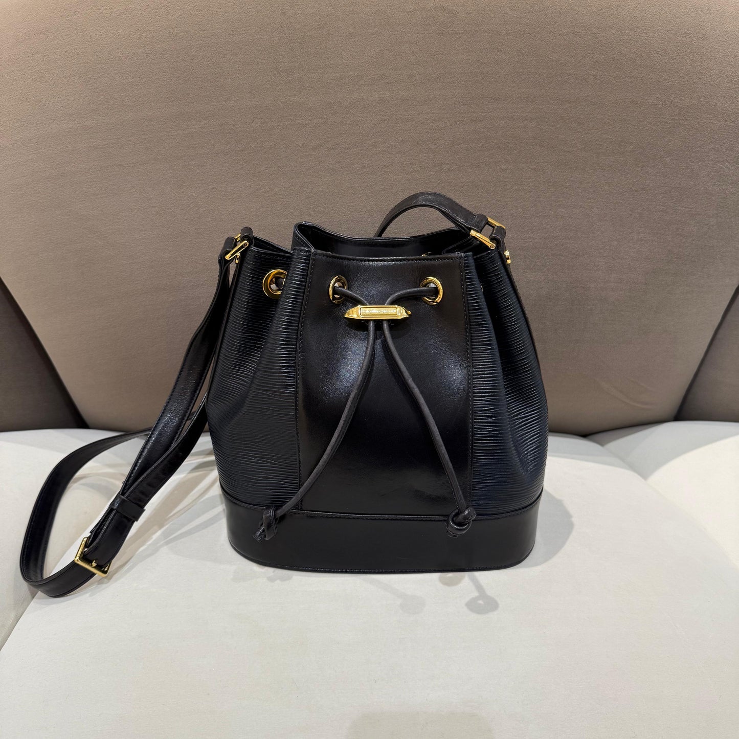 Valentino Garavani 復古黑色皮革抽繩水桶肩肩包