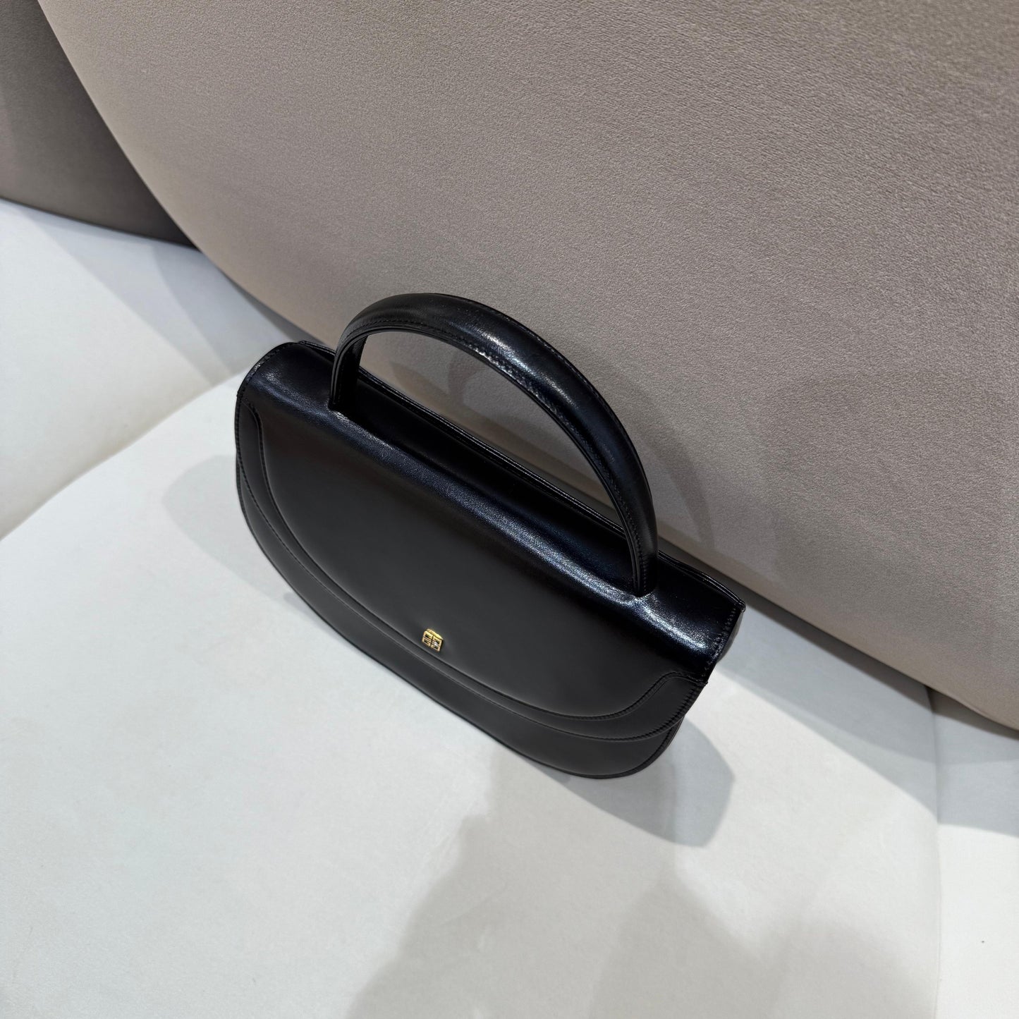 紀梵希復古黑色皮革弧形頂部手柄手提包