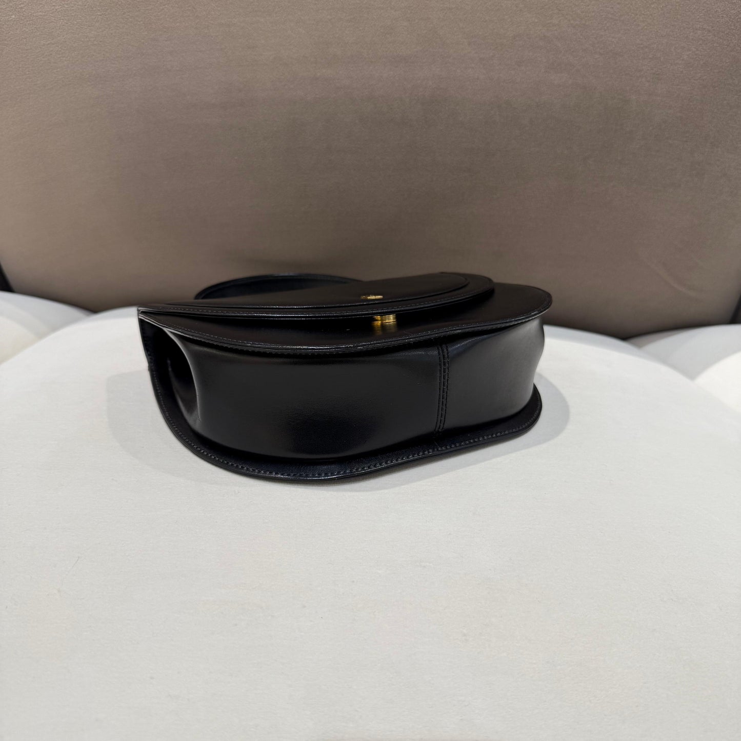 紀梵希復古黑色皮革弧形頂部手柄手提包