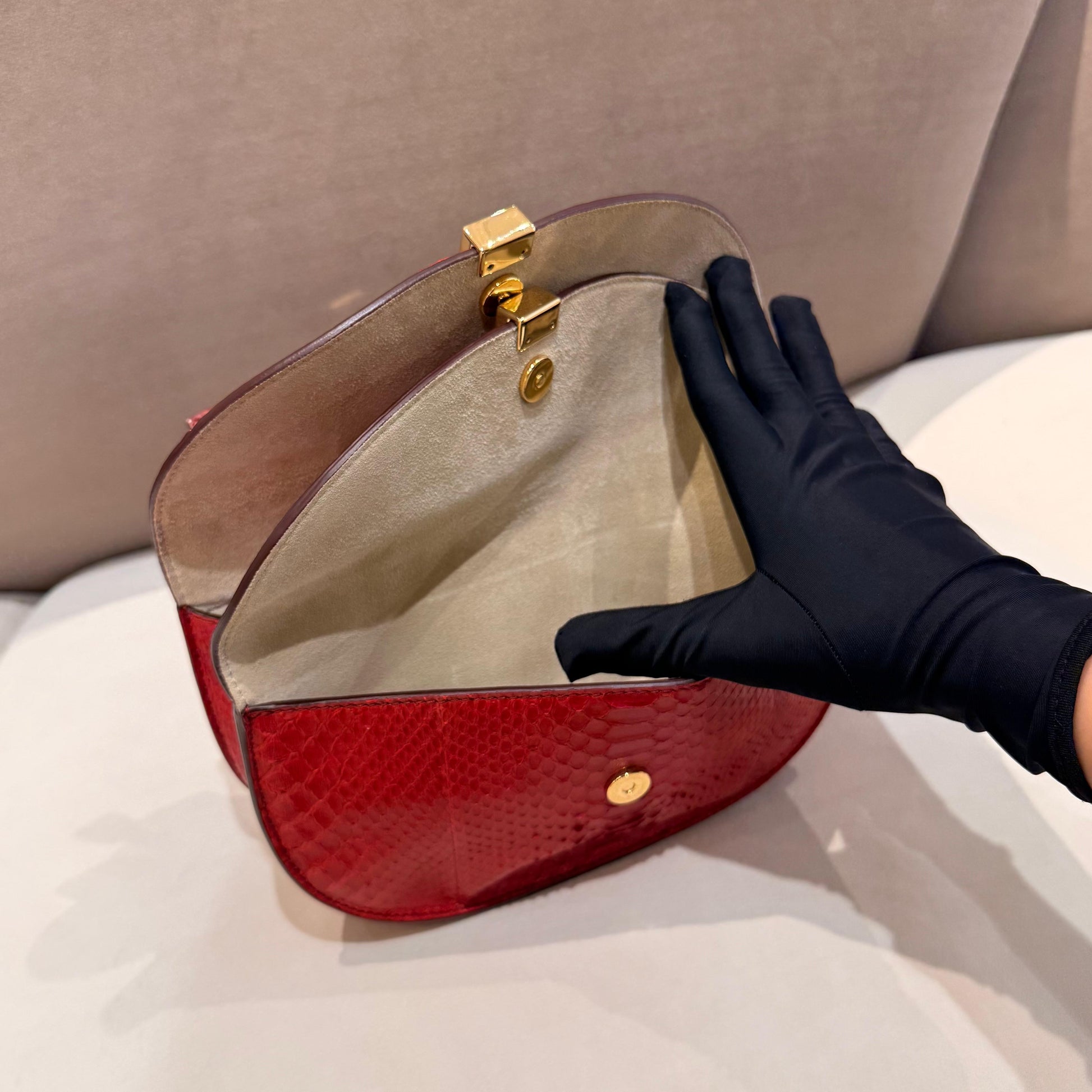 Chloé Georgia Mini red python leather shoulder bag – clasp and closure detail