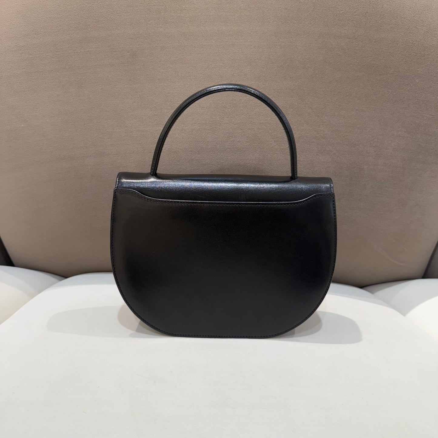 紀梵希復古黑色皮革弧形頂部手柄手提包