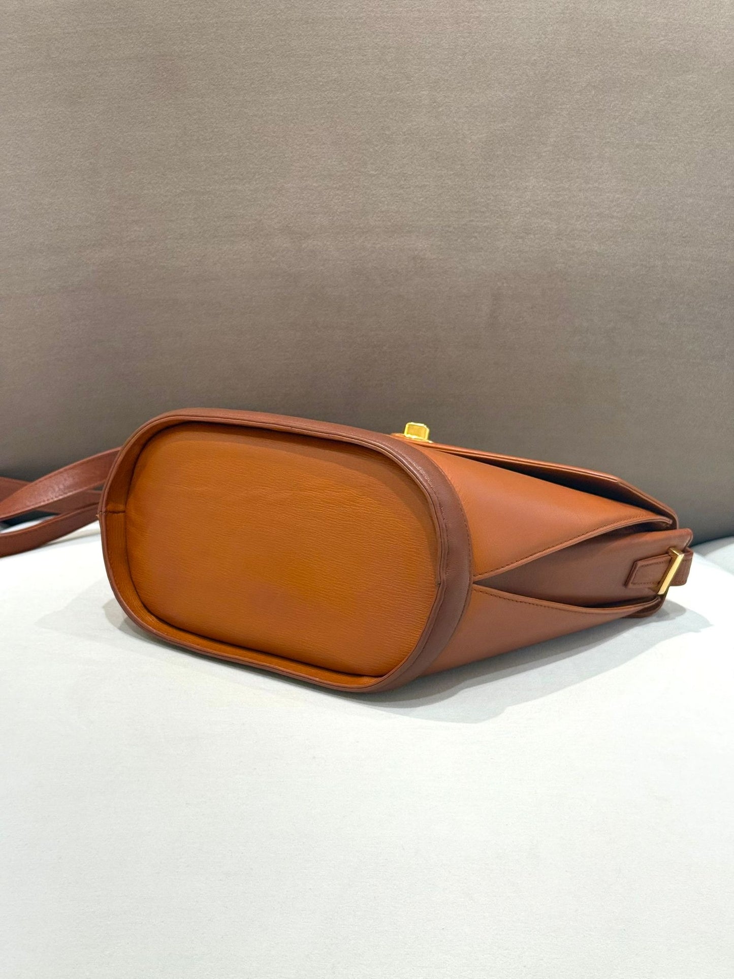 Valentino Garavani 棕褐色皮革旋扣單肩包 | 香港復古設計師包