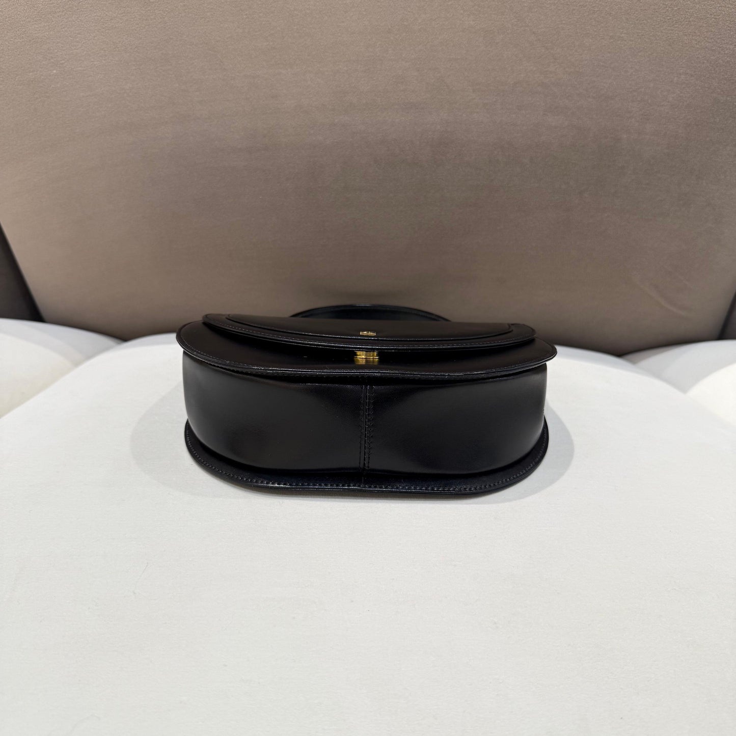 紀梵希復古黑色皮革弧形頂部手柄手提包