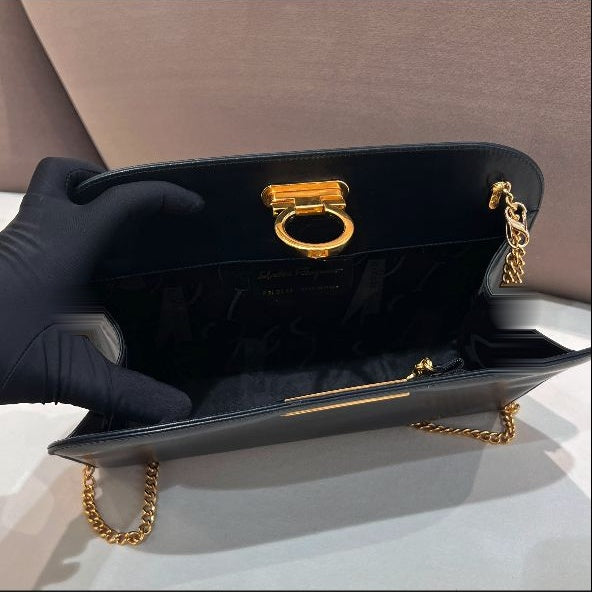 Ferragamo Vintage black Gancini chain shoulder bag – additional view 09